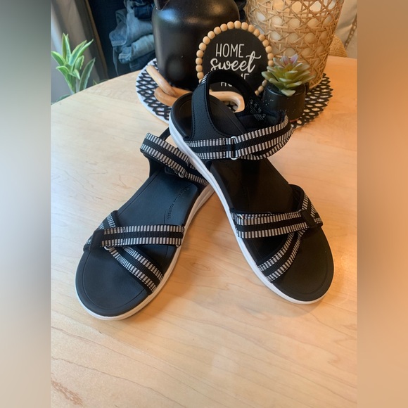Women’s Ryka black and white sandals size 9 - Picture 1 of 8